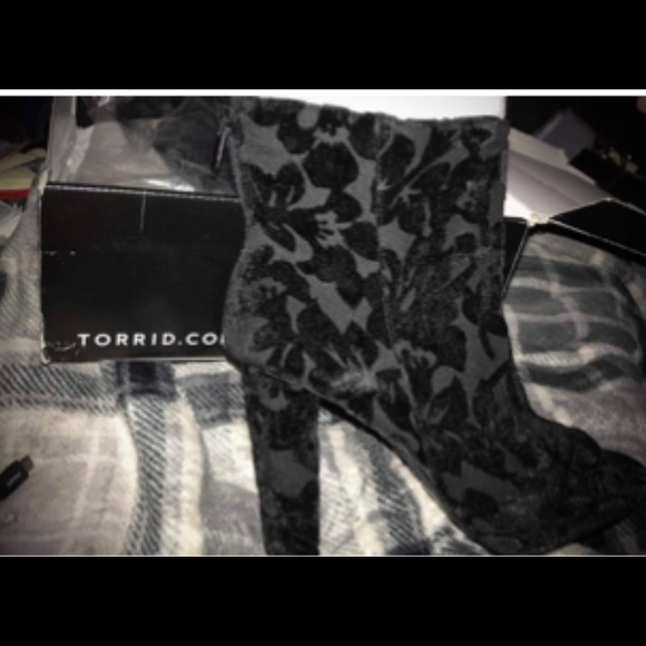 Torrid Black Velvet Floral OpenToe Bootie size 8W - Picture 10 of 11
